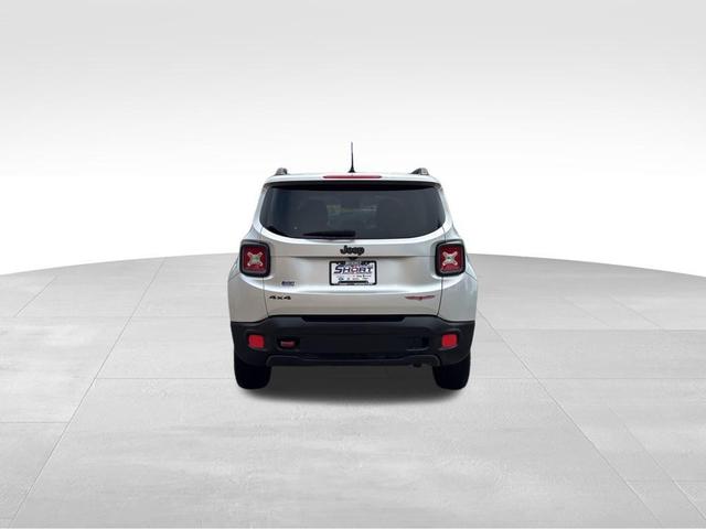 Photo of 2017 Glacier Metallic Jeep Renegade