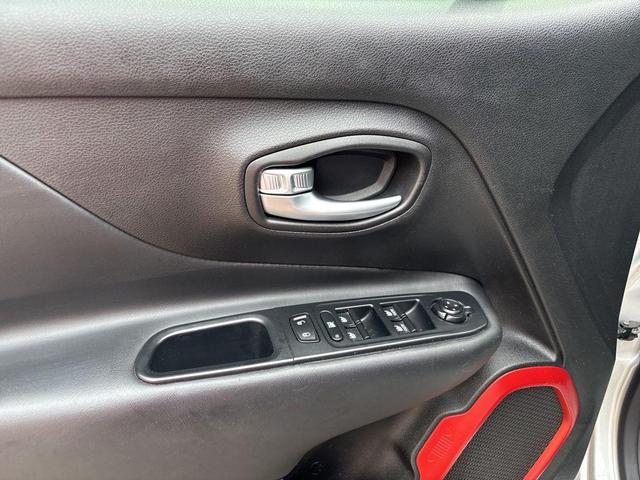 Photo of 2017 Glacier Metallic Jeep Renegade