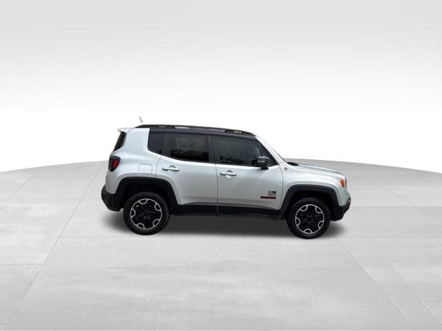 Photo of 2017 Glacier Metallic Jeep Renegade