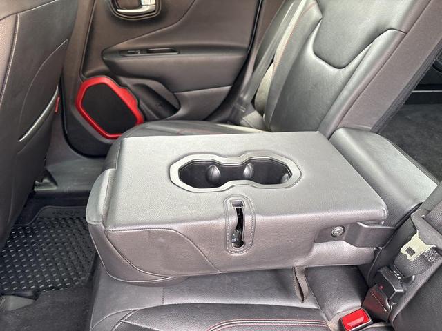 Photo of 2017 Glacier Metallic Jeep Renegade