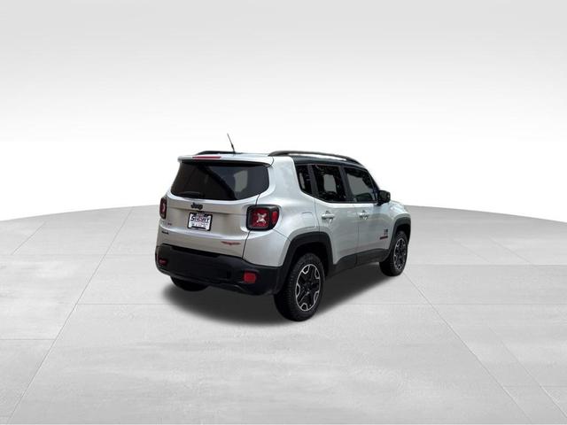 Photo of 2017 Glacier Metallic Jeep Renegade