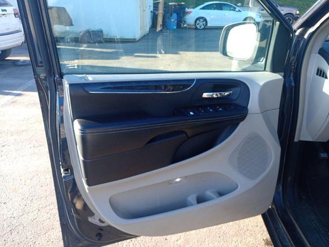 Photo of 2014 Maximum Steel Metallic Clearcoat Chrysler Town & Country
