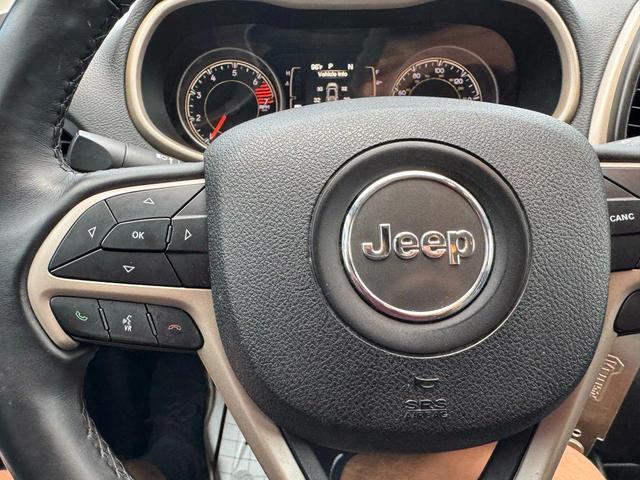 Photo of 2018 Bright White Clearcoat Jeep Cherokee