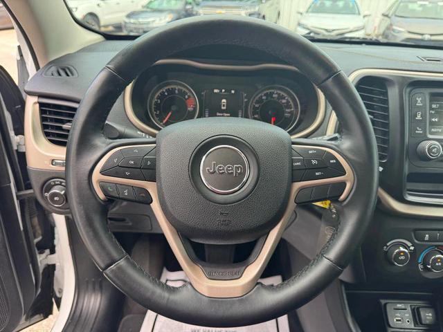 Photo of 2018 Bright White Clearcoat Jeep Cherokee
