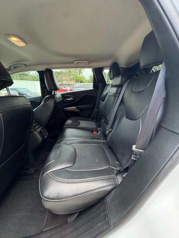 Photo of 2018 Bright White Clearcoat Jeep Cherokee