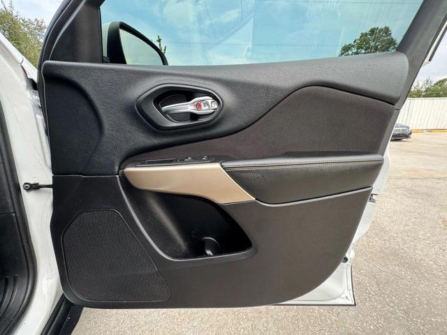 Photo of 2018 Bright White Clearcoat Jeep Cherokee