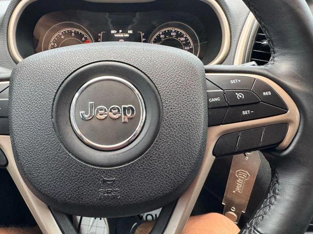 Photo of 2018 Bright White Clearcoat Jeep Cherokee