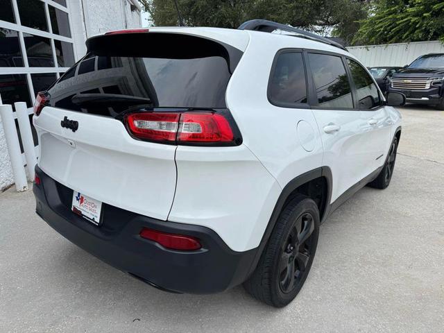 Photo of 2018 Bright White Clearcoat Jeep Cherokee
