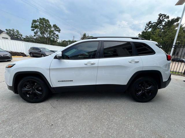 Photo of 2018 Bright White Clearcoat Jeep Cherokee