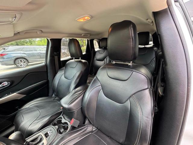 Photo of 2018 Bright White Clearcoat Jeep Cherokee