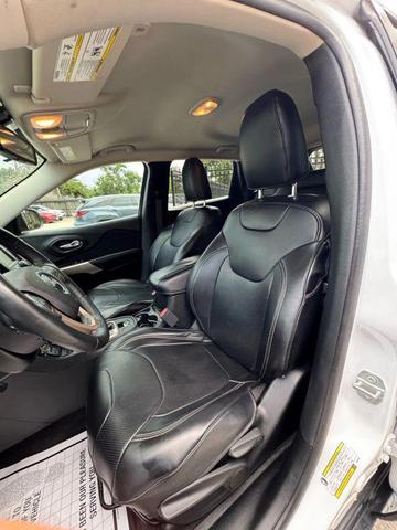 Photo of 2018 Bright White Clearcoat Jeep Cherokee
