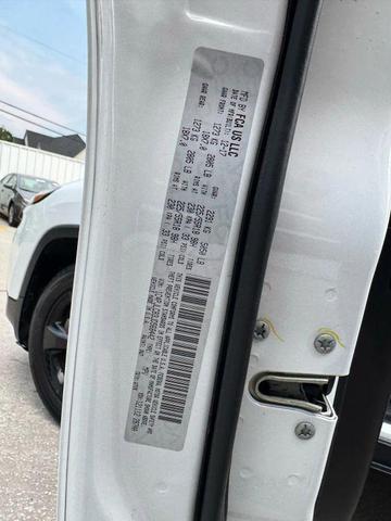 Photo of 2018 Bright White Clearcoat Jeep Cherokee