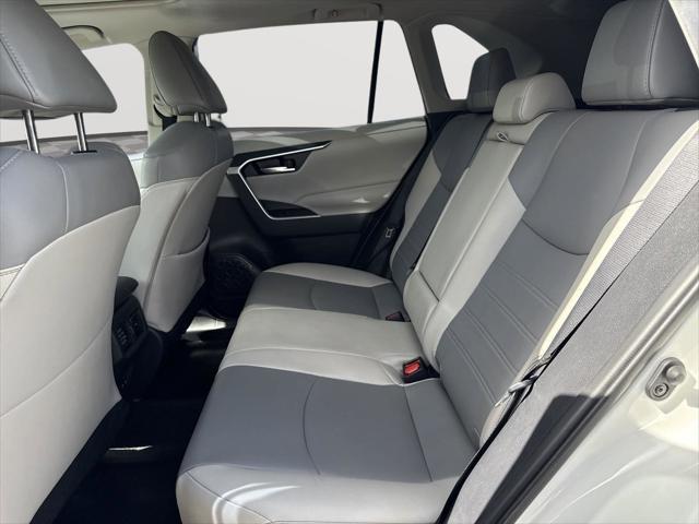 Photo of 2020 Super White Toyota RAV4