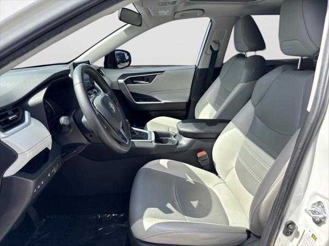 Photo of 2020 Super White Toyota RAV4