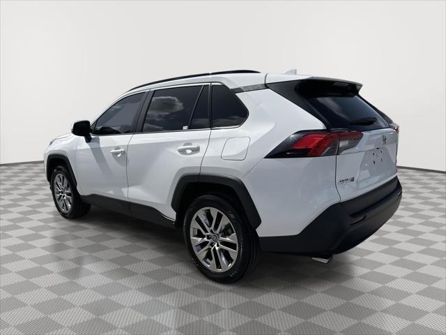 Photo of 2020 Super White Toyota RAV4