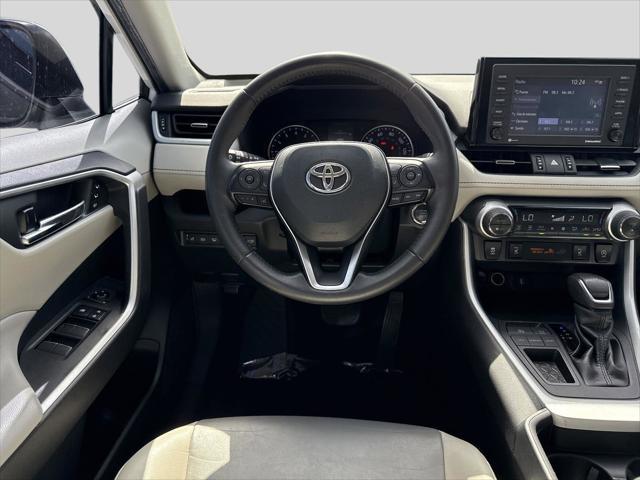 Photo of 2020 Super White Toyota RAV4
