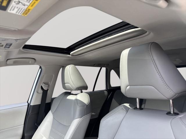 Photo of 2020 Super White Toyota RAV4