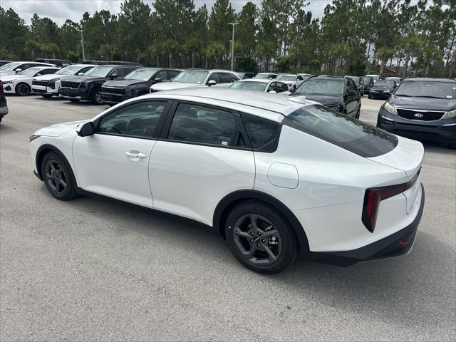 Photo of 2025 Snow White Pearl Kia K4