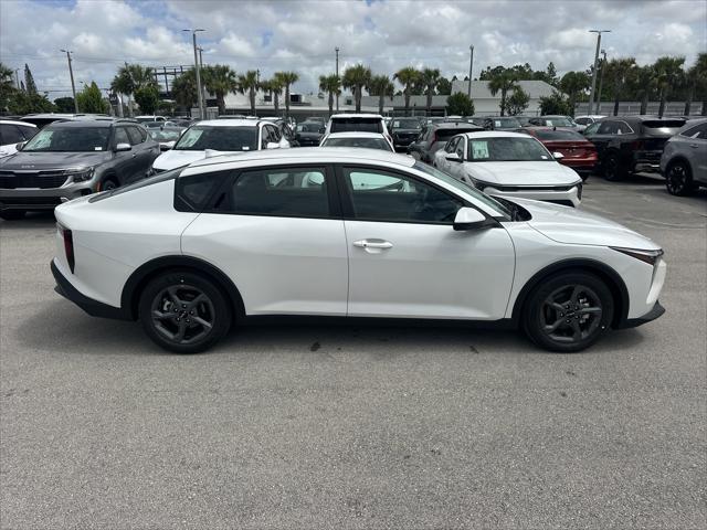 Photo of 2025 Snow White Pearl Kia K4