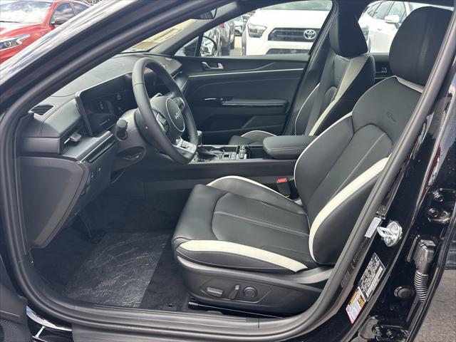 Photo of 2025 Aurora Black Pearl Kia K5