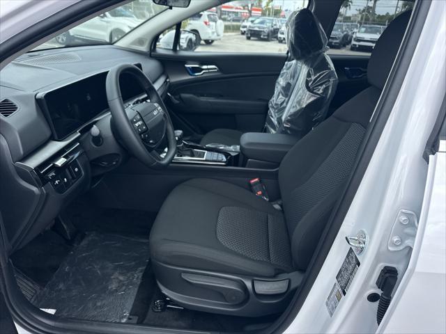 Photo of 2025 Glacial White Pearl Kia Sportage