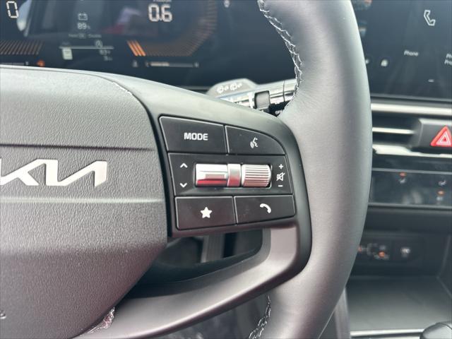 Photo of 2025 Glacial White Pearl Kia Sportage