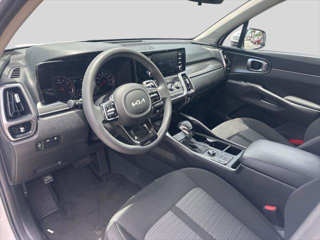 Photo of 2023 Glacial White Pearl Kia Sorento