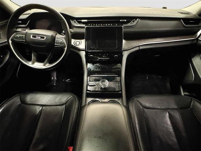 Photo of 2022 Diamond Black Crystal Pearlcoat Jeep Grand Cherokee L