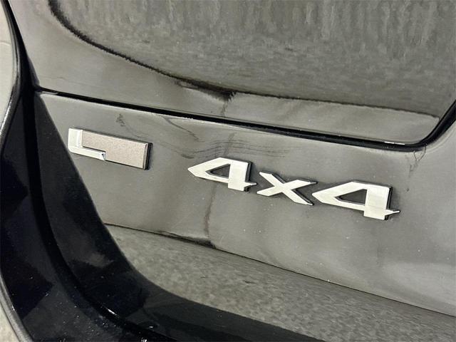 Photo of 2022 Diamond Black Crystal Pearlcoat Jeep Grand Cherokee L