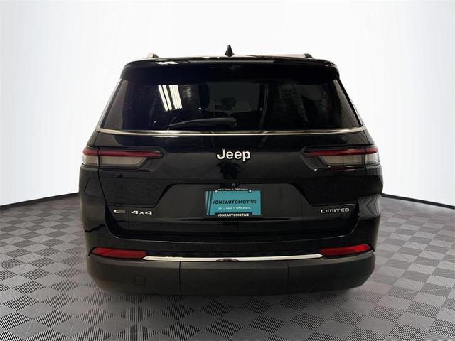 Photo of 2022 Diamond Black Crystal Pearlcoat Jeep Grand Cherokee L