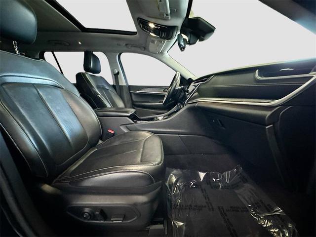 Photo of 2022 Diamond Black Crystal Pearlcoat Jeep Grand Cherokee L