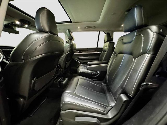 Photo of 2022 Diamond Black Crystal Pearlcoat Jeep Grand Cherokee L