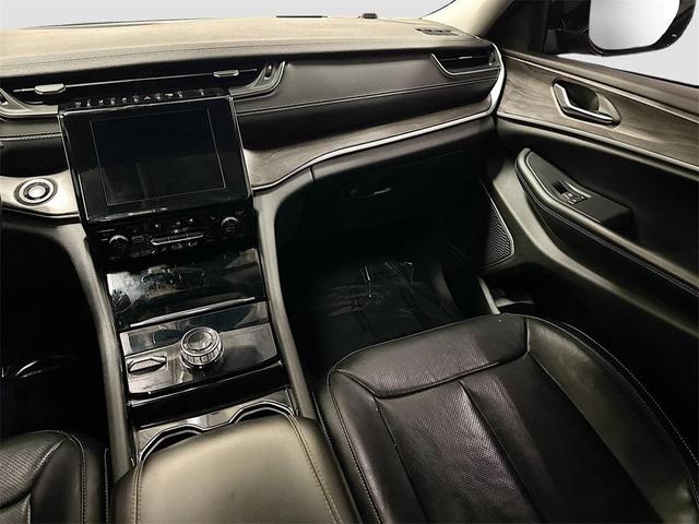 Photo of 2022 Diamond Black Crystal Pearlcoat Jeep Grand Cherokee L