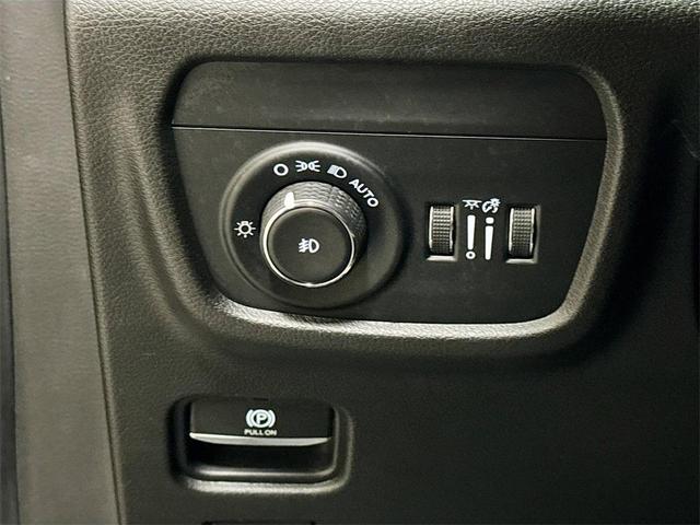 Photo of 2022 Diamond Black Crystal Pearlcoat Jeep Grand Cherokee L