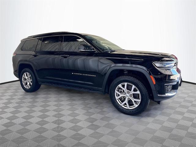 Photo of 2022 Diamond Black Crystal Pearlcoat Jeep Grand Cherokee L