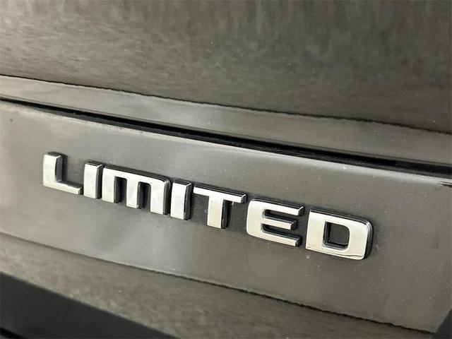 Photo of 2022 Diamond Black Crystal Pearlcoat Jeep Grand Cherokee L