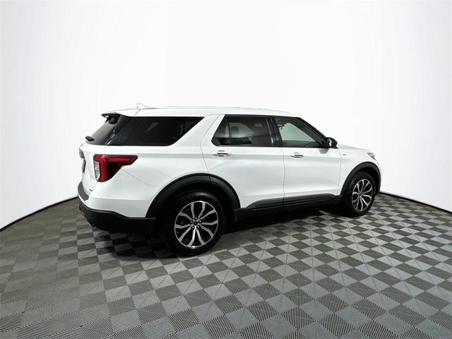 Photo of 2022 Star White Metallic Tri-Coat Ford Explorer