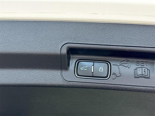 Photo of 2022 Star White Metallic Tri-Coat Ford Explorer