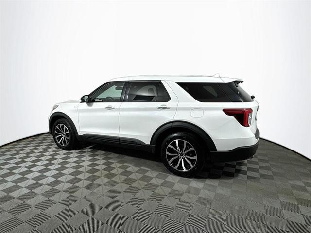 Photo of 2022 Star White Metallic Tri-Coat Ford Explorer