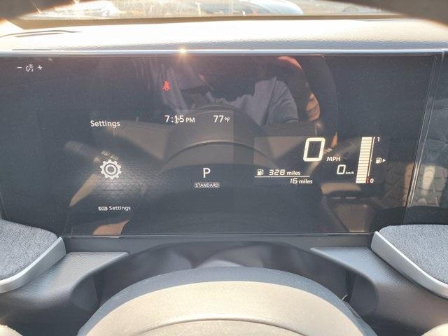 Photo of 2025 Gun Metallic Nissan Kicks