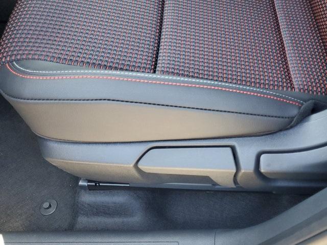 Photo of 2025 2t Red Blk Roof Nissan Kicks