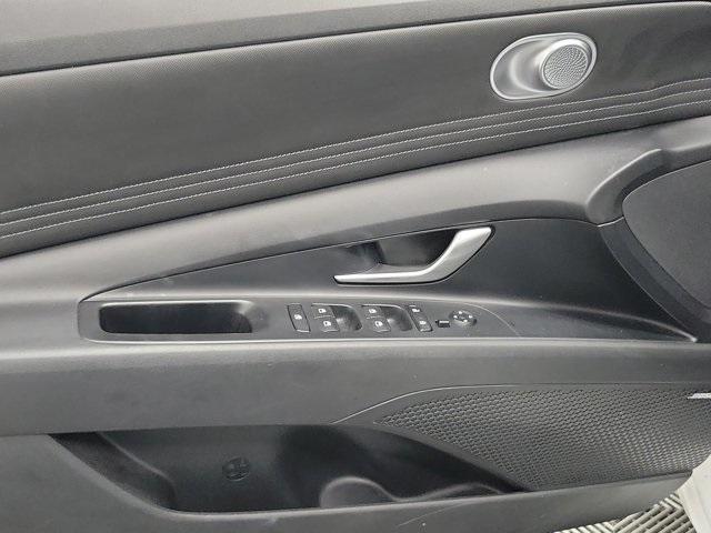 Photo of 2022 Quartz White Hyundai ELANTRA