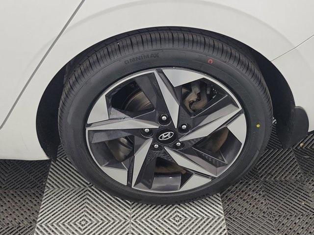 Photo of 2022 Quartz White Hyundai ELANTRA