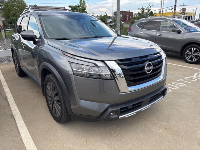Photo of 2022 Gray Nissan Pathfinder