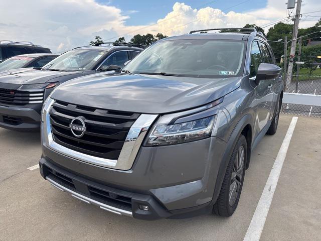 Photo of 2022 Gray Nissan Pathfinder