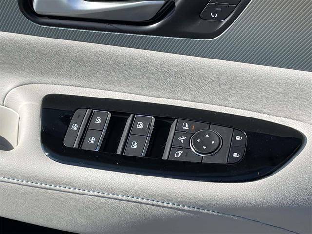 Photo of 2025 White Nissan Murano