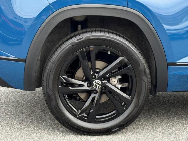 Photo of 2025 Mountain Lake Blue Metallic Volkswagen Atlas Cross Sport