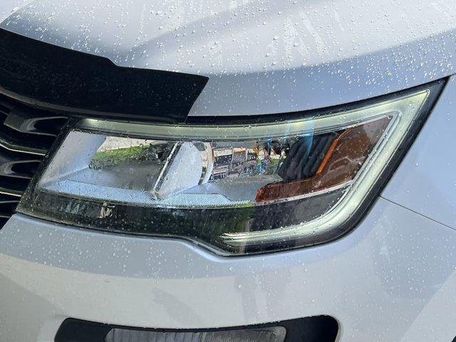 Photo of 2017 White Platinum Clearcoat Metallic Ford Explorer