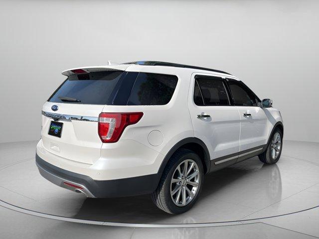 Photo of 2017 White Platinum Clearcoat Metallic Ford Explorer