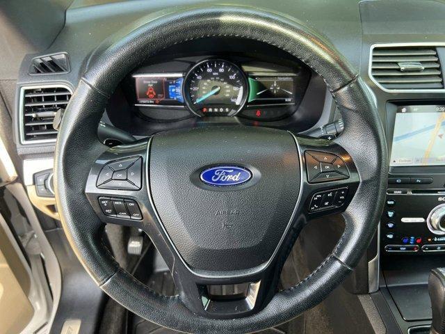 Photo of 2017 White Platinum Clearcoat Metallic Ford Explorer